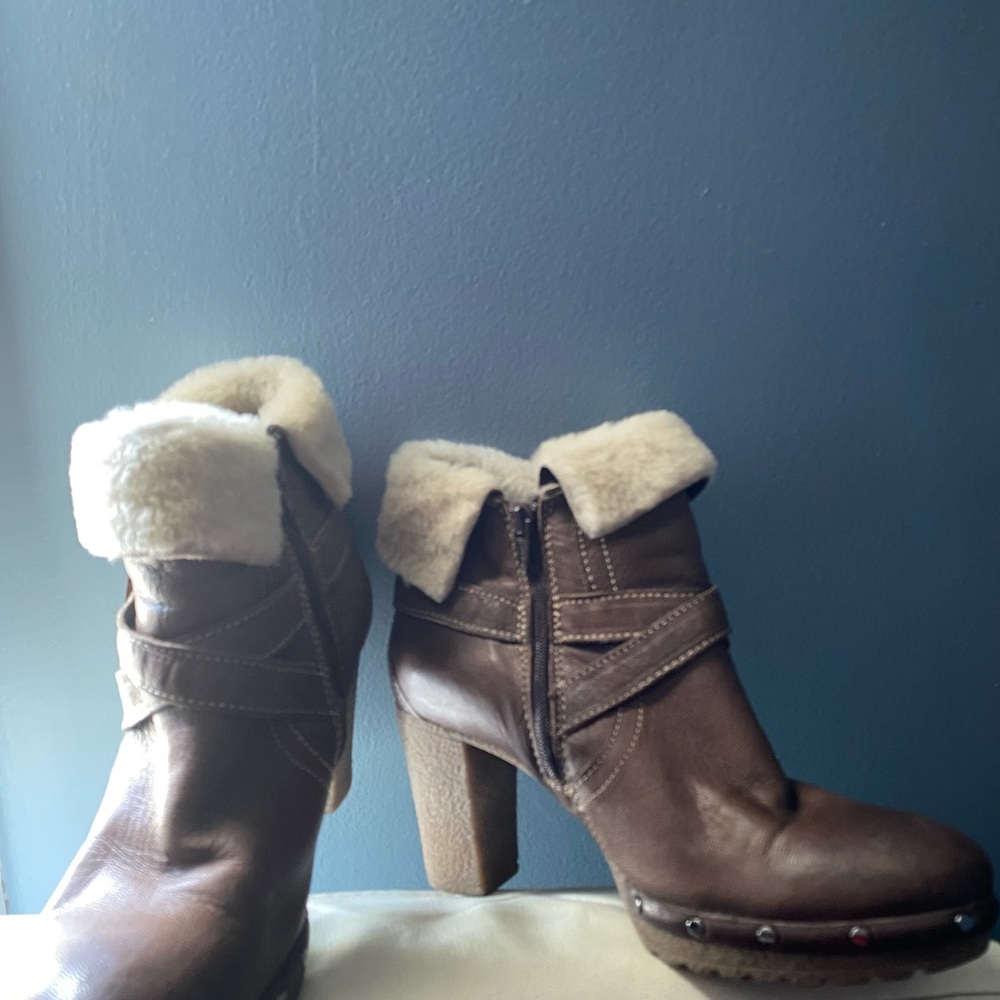 SALE!!Manas boots. Leather/ size 40 1/2. Fits like 9 1/2.